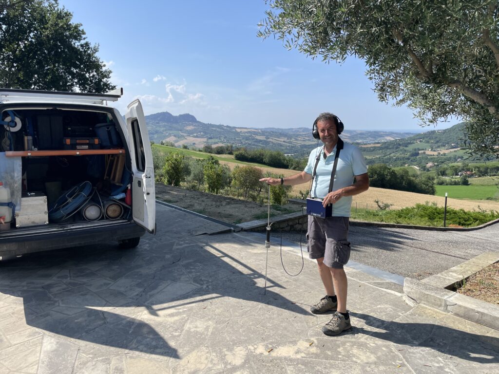 Il geofono è uno strumento per la rilevazione delle perdite dalle tubazioni tramite il suono emesso. 